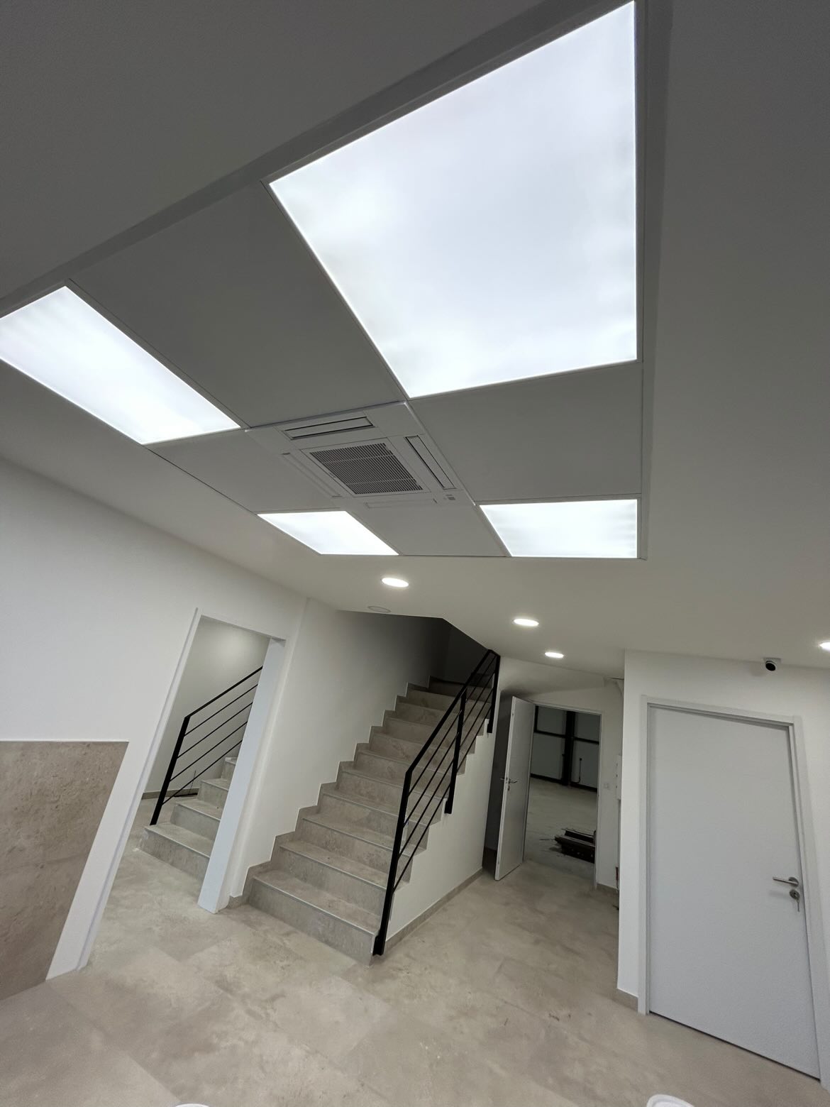 Système de climatisation cassette et éclairage LED dans des bureaux