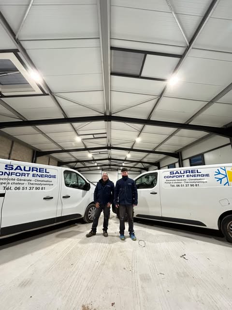 Équipe Saurel Confort Énergie – techniciens et véhicules