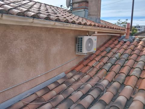 Groupe extérieur de climatisation installé sur une toiture à Narbonne