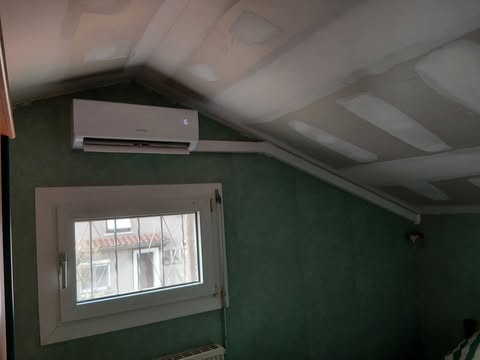 Deuxième unité intérieure d'une climatisation bi-split sous pente